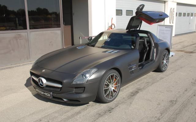 SLS-AMG-Experience-2010_livefields_05